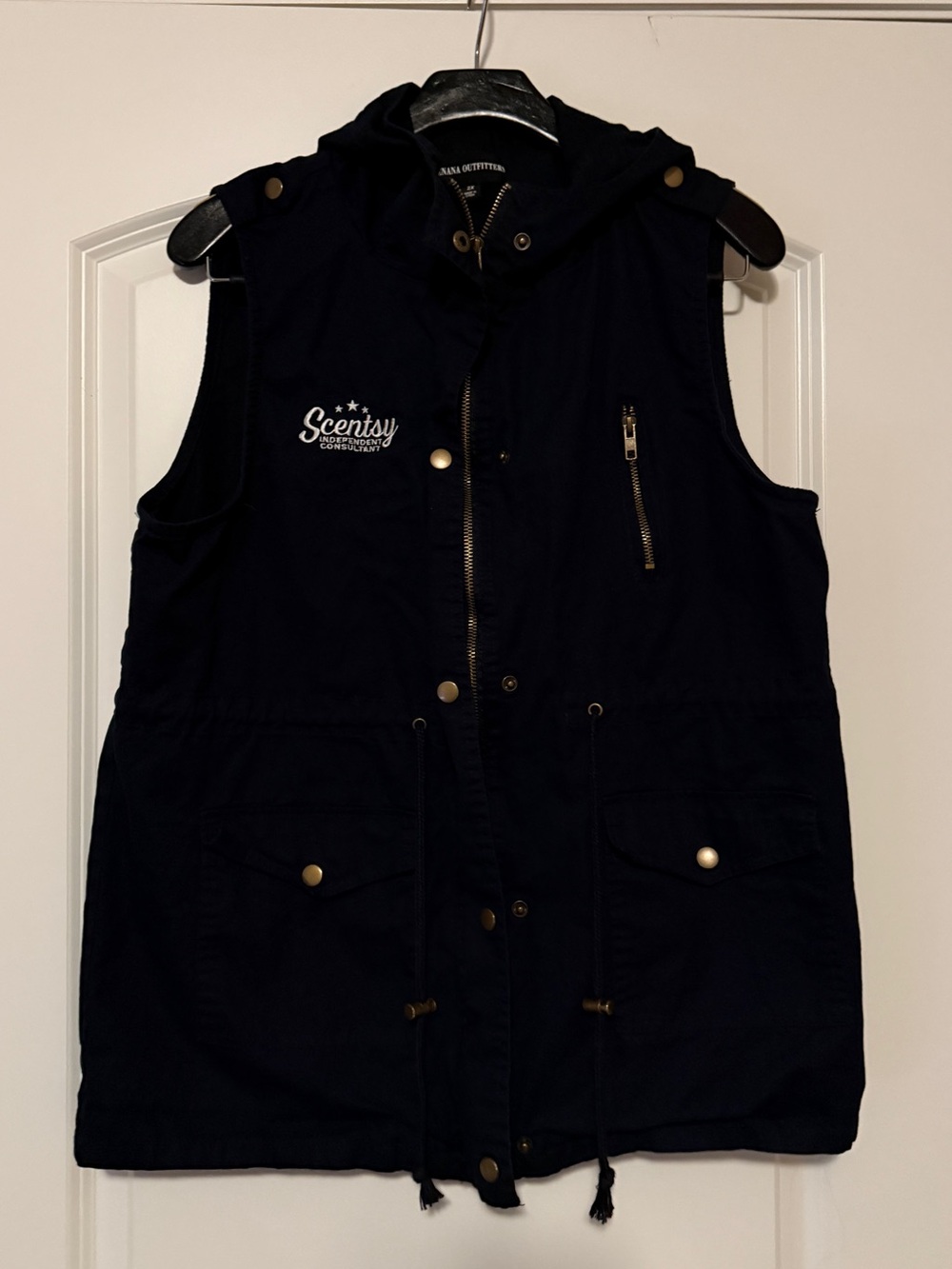 Zenana Outfitters Women’s 2X black Utility Vest with embroidered Scentsy logo.
